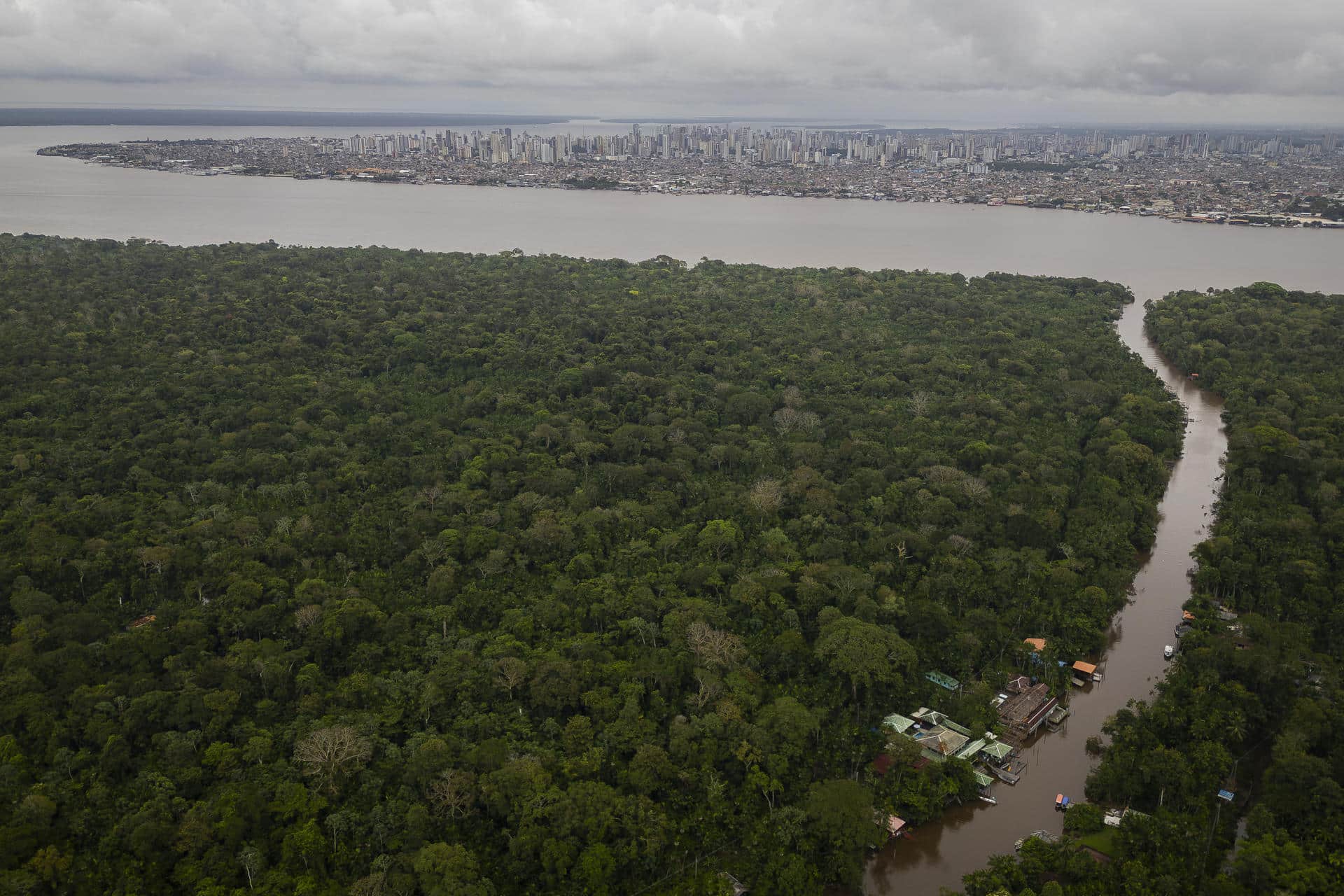Fotografía aérea de archivo en donde se ve la Amazonía brasileña, cerca a la región en donde está ubicada la ciudad de Belém (Brasil). EFE/ Isaac Fontana