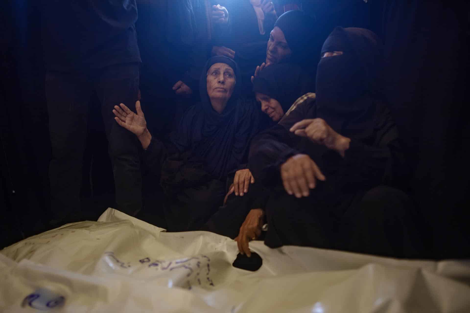 Jan Yunis (Gaza), 29/10/2025.- Mujeres palestinas lloran junto a los cuerpos de sus familiares en el Hospital Nasser, quienes murieron durante un ataque aéreo israelí en Jan Yunis, al sur de la Franja de Gaza, este miércoles. La Defensa Civil de Gaza informó que decenas de ataques aéreos israelíes durante la noche causaron la muerte de al menos 60 personas en la Franja de Gaza. EFE/ Haitham Imad