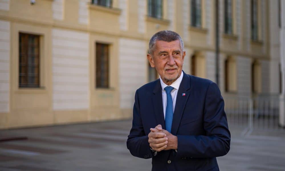Andrej Babis, líder del movimiento ANO (SÍ) y ganador de las elecciones legislativa de la semana pasada en Chequia, fue captado el pasado 5 de octubre, tras una reunión con el presidente checo, Petr Pavel, a la salida del Castillo de Praga, en la capital de la República Checa. EFE/Martin Divisek