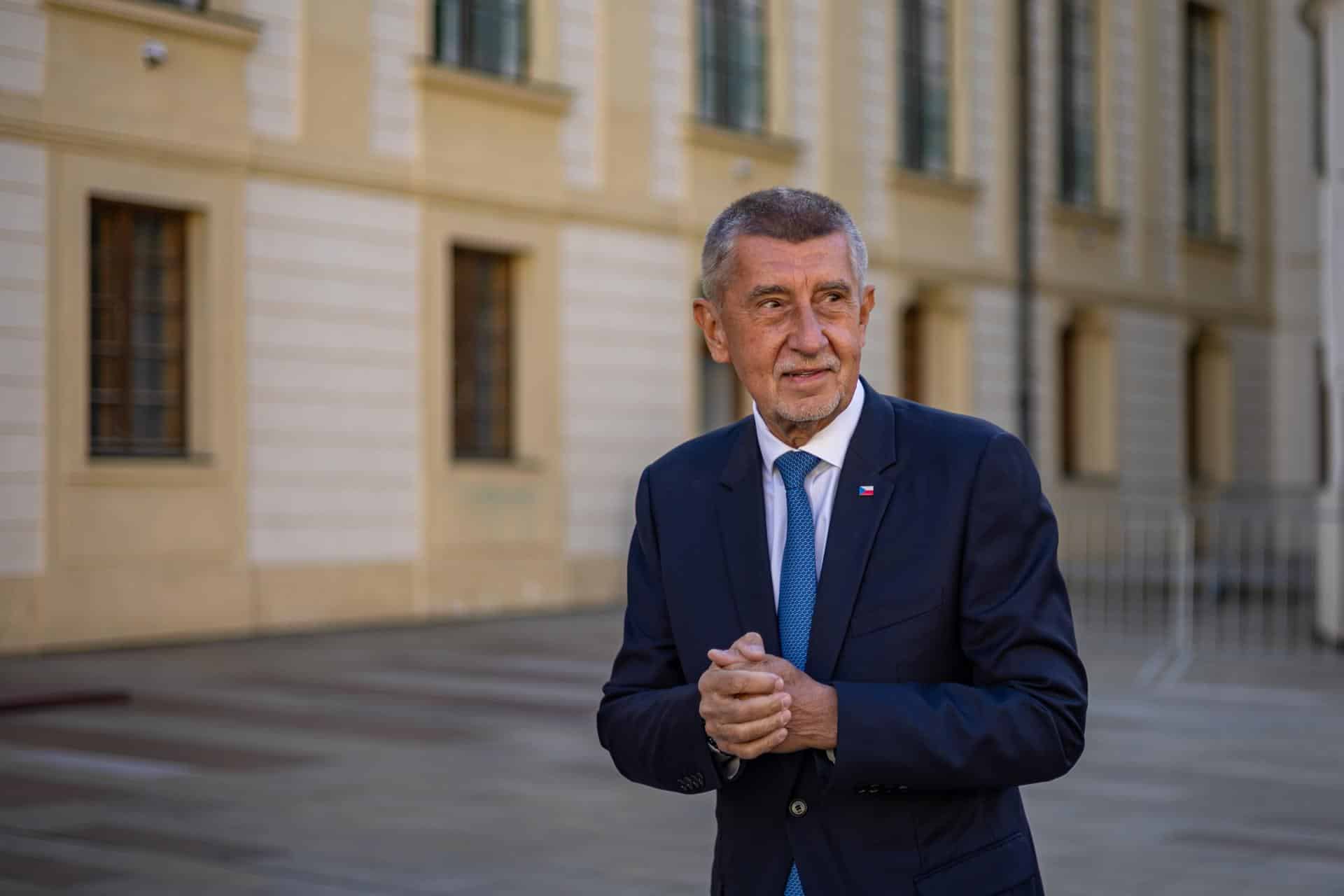Andrej Babis, líder del movimiento ANO (SÍ) y ganador de las elecciones legislativa de la semana pasada en Chequia, fue captado el pasado 5 de octubre, tras una reunión con el presidente checo, Petr Pavel, a la salida del Castillo de Praga, en la capital de la República Checa. EFE/Martin Divisek