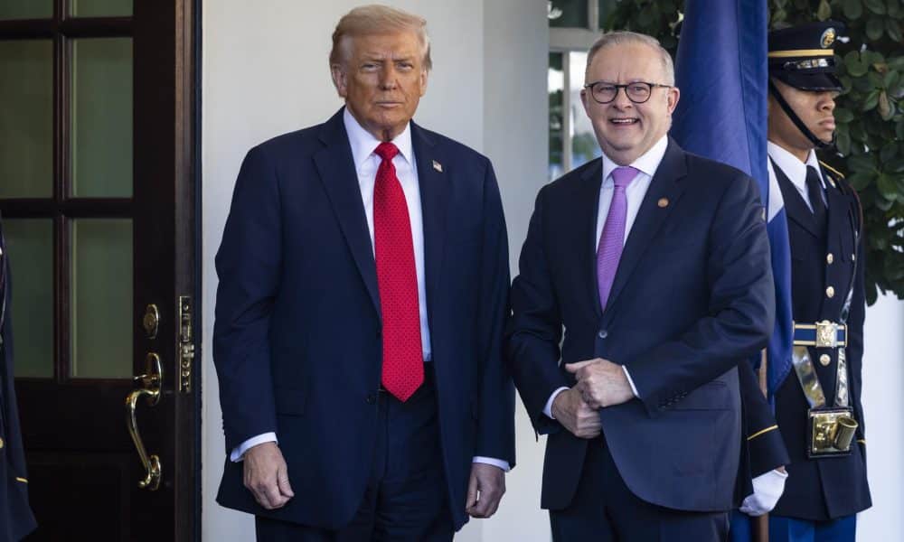 El presidente de EE.UU., Donald Trump (i), da la bienvenida al primer ministro australiano, Anthony Albanese (d), a la Casa Blanca en Washington, DC, EE.UU. EFE/JIM LO SCALZO
 
//////////
 
WASHINGTON (United States), 20/10/2025.- US President Donald Trump (L) welcomes Australian Prime Minister Anthony Albanese (R) to the White House in Washington, DC, USA, 20 October 2025. The two are scheduled to discuss US tariffs on Australian imports, as well as the trilateral defense deal between Australia, the United Kingdom, and the United States (AUKUS). (Reino Unido, Estados Unidos) EFE/EPA/JIM LO SCALZO