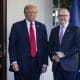 El presidente de EE.UU., Donald Trump (i), da la bienvenida al primer ministro australiano, Anthony Albanese (d), a la Casa Blanca en Washington, DC, EE.UU. EFE/JIM LO SCALZO
 
//////////
 
WASHINGTON (United States), 20/10/2025.- US President Donald Trump (L) welcomes Australian Prime Minister Anthony Albanese (R) to the White House in Washington, DC, USA, 20 October 2025. The two are scheduled to discuss US tariffs on Australian imports, as well as the trilateral defense deal between Australia, the United Kingdom, and the United States (AUKUS). (Reino Unido, Estados Unidos) EFE/EPA/JIM LO SCALZO