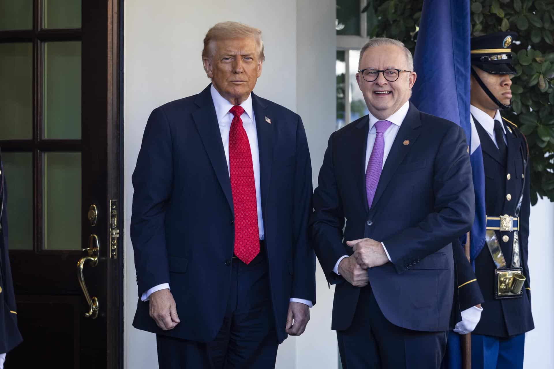 El presidente de EE.UU., Donald Trump (i), da la bienvenida al primer ministro australiano, Anthony Albanese (d), a la Casa Blanca en Washington, DC, EE.UU. EFE/JIM LO SCALZO
//////////
WASHINGTON (United States), 20/10/2025.- US President Donald Trump (L) welcomes Australian Prime Minister Anthony Albanese (R) to the White House in Washington, DC, USA, 20 October 2025. The two are scheduled to discuss US tariffs on Australian imports, as well as the trilateral defense deal between Australia, the United Kingdom, and the United States (AUKUS). (Reino Unido, Estados Unidos) EFE/EPA/JIM LO SCALZO