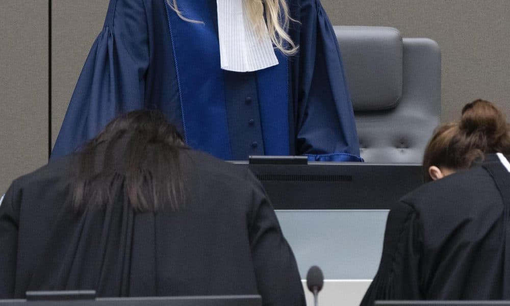 La jueza presidenta Lulia Antoanella Motoc entra en la sala del tribunal donde el ex presidente de Filipinas, Rodrigo Duterte, aparece por videoconferencia en la sala del Tribunal Penal Internacional (TPI) en La Haya, Países Bajos, el 14 de marzo de 2025. 
 EFE/EPA/PETER DEJONG / POOL
 
//////////
 
The Hague (Netherlands), 14/03/2025.- Presiding judge Iulia Antoanella Motoc enters the courtroom where former Philippine President Rodrigo Duterte appears by video link in the courtroom of the International Criminal Court (ICC) in The Hague, Netherlands, 14 March 2025. Duterte, who is being held in Scheveningen prison, appears before a pre-trial chamber of the ICC, following his arrest on 11 March in Manila. The ICC is investigating Duterte's war on drugs campaign that resulted in thousands of cases of alleged extra-judicial killings during his term. (Países Bajos; Holanda, La Haya) EFE/EPA/PETER DEJONG / POOL