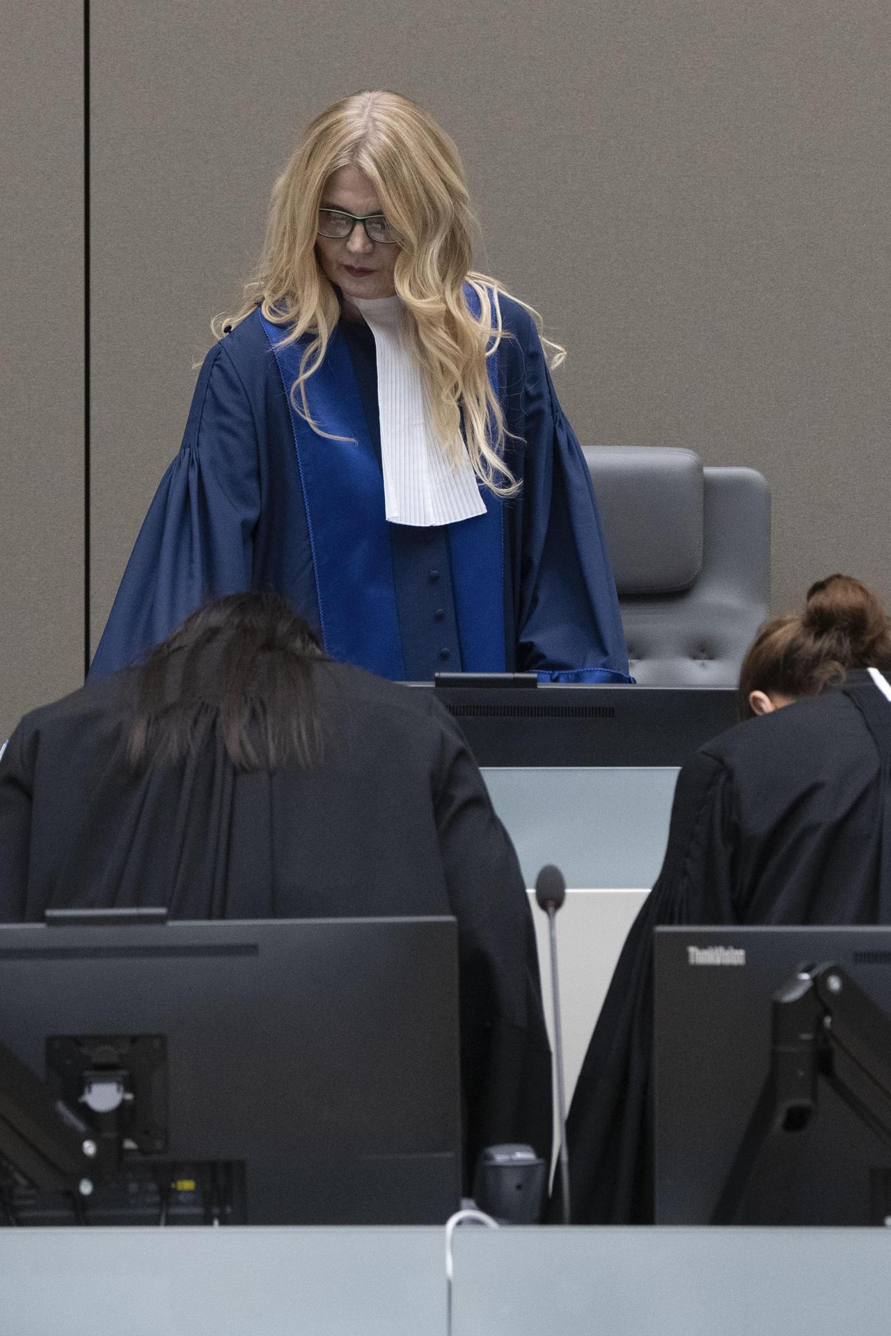 La jueza presidenta Lulia Antoanella Motoc entra en la sala del tribunal donde el ex presidente de Filipinas, Rodrigo Duterte, aparece por videoconferencia en la sala del Tribunal Penal Internacional (TPI) en La Haya, Países Bajos, el 14 de marzo de 2025.
EFE/EPA/PETER DEJONG / POOL
//////////
The Hague (Netherlands), 14/03/2025.- Presiding judge Iulia Antoanella Motoc enters the courtroom where former Philippine President Rodrigo Duterte appears by video link in the courtroom of the International Criminal Court (ICC) in The Hague, Netherlands, 14 March 2025. Duterte, who is being held in Scheveningen prison, appears before a pre-trial chamber of the ICC, following his arrest on 11 March in Manila. The ICC is investigating Duterte's war on drugs campaign that resulted in thousands of cases of alleged extra-judicial killings during his term. (Países Bajos; Holanda, La Haya) EFE/EPA/PETER DEJONG / POOL