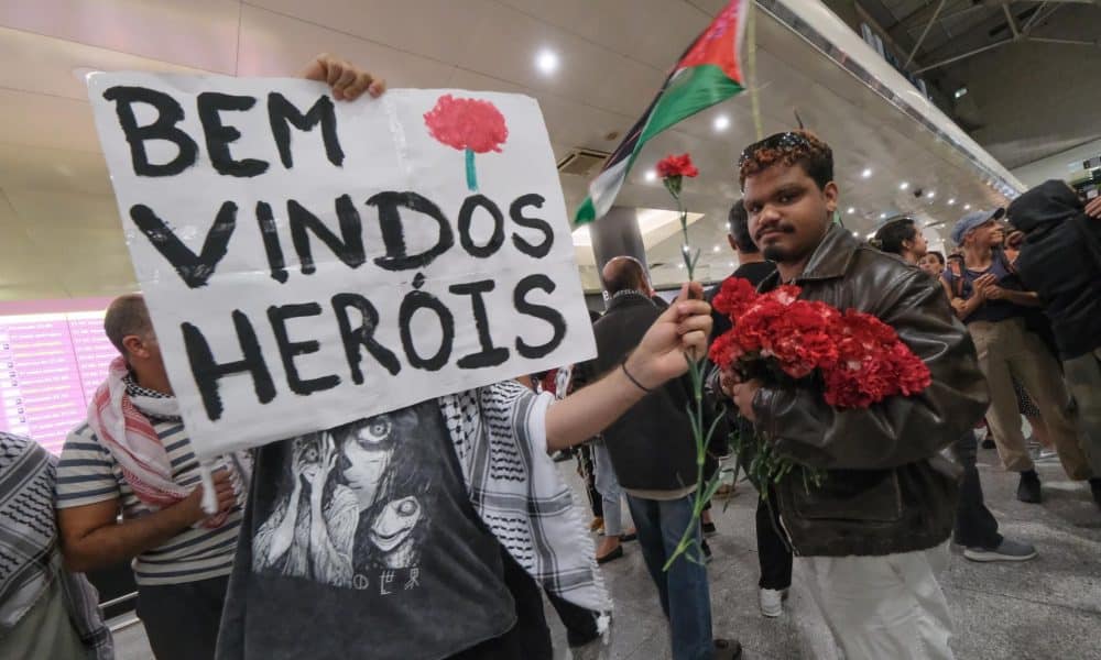 Seguidores esperan con una pancarta que dice: "Bienvenidos, héroes", mientras aguardan la llegada de los cuatro ciudadanos portugueses que participaron en la Flotilla Global Sumud. EFE/EPA/RUI MINDERICO