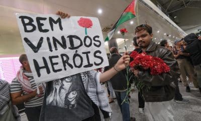 Seguidores esperan con una pancarta que dice: "Bienvenidos, héroes", mientras aguardan la llegada de los cuatro ciudadanos portugueses que participaron en la Flotilla Global Sumud. EFE/EPA/RUI MINDERICO