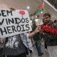 Seguidores esperan con una pancarta que dice: "Bienvenidos, héroes", mientras aguardan la llegada de los cuatro ciudadanos portugueses que participaron en la Flotilla Global Sumud. EFE/EPA/RUI MINDERICO