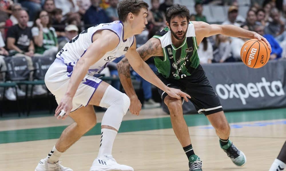 Ricky Rubio, del Joventut, y Lazarevic, del Bilbao, durante el partido de Liga Endesa en el Olimpic de Badalona que disputan Joventut y Surne Bilbao. EFE/Alejandro García