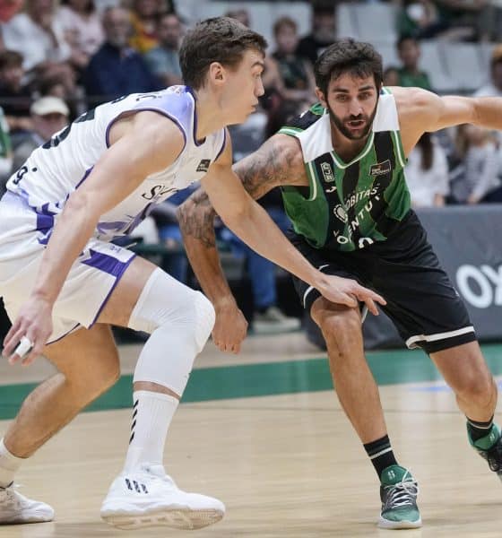 Ricky Rubio, del Joventut, y Lazarevic, del Bilbao, durante el partido de Liga Endesa en el Olimpic de Badalona que disputan Joventut y Surne Bilbao. EFE/Alejandro García