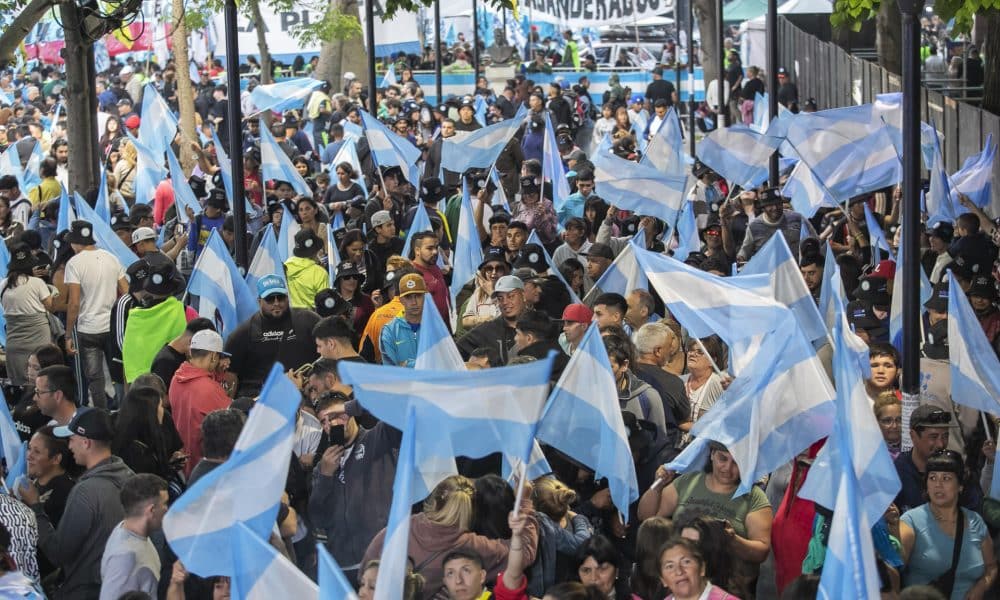 Distintas agrupaciones peronistas aguardan los primeros resultados en las proximidades del búnker de Fuerza Patria este domingo, en La Plata, Buenos Aires (Argentina).EFE/Demian Alday Estevez