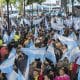 Distintas agrupaciones peronistas aguardan los primeros resultados en las proximidades del búnker de Fuerza Patria este domingo, en La Plata, Buenos Aires (Argentina).EFE/Demian Alday Estevez