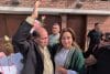 La expresidenta de Perú Dina Boluarte (d) saluda a un simpatizante este sábado, frente a su casa en Lima (Perú). EFE/ Fernando Gimeno
