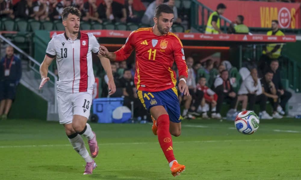 Ferrán Torres (d) supera al defensa de Georgia Giorgi Gocholeishvili, durante el partido de la fase de clasificación para el Mundial disputado el sábado en el estadio Martínez Valero de Elche. EFE / Pablo Miranzo.