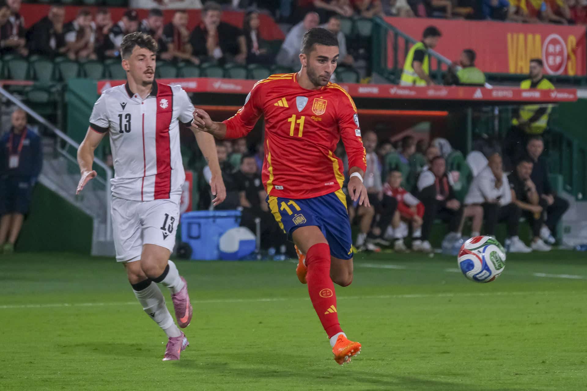 Ferrán Torres (d) supera al defensa de Georgia Giorgi Gocholeishvili, durante el partido de la fase de clasificación para el Mundial disputado el sábado en el estadio Martínez Valero de Elche. EFE / Pablo Miranzo.
