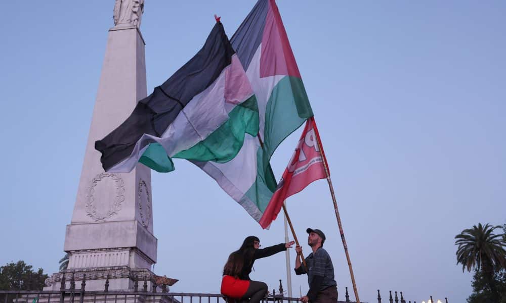 Personas sostienen banderas en una manifestación en apoyo a Palestina este martes, en Buenos Aires (Argentina). Miles de personas marcharon bajo la consigna "basta de genocidio" en la Franja de Gaza a dos años del ataque del grupo islamista Hamás contra Israel y el comienzo de la guerra en el enclave palestino. EFE/ STR