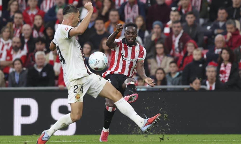 El delantero del Athletic Club Iñaki Williams, y el defensa del Mallorca Martin Valjent, durante el partido de la jornada 8 de LaLiga EA Sports entre el Athletic Club y el Mallorca, en el estadio de San Mamés en Bilbao.-EFE/ Luis Tejido