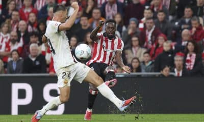 El delantero del Athletic Club Iñaki Williams, y el defensa del Mallorca Martin Valjent, durante el partido de la jornada 8 de LaLiga EA Sports entre el Athletic Club y el Mallorca, en el estadio de San Mamés en Bilbao.-EFE/ Luis Tejido