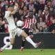 El delantero del Athletic Club Iñaki Williams, y el defensa del Mallorca Martin Valjent, durante el partido de la jornada 8 de LaLiga EA Sports entre el Athletic Club y el Mallorca, en el estadio de San Mamés en Bilbao.-EFE/ Luis Tejido
