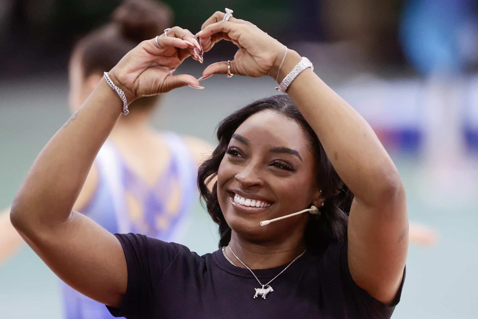 La gimnasta estadounidense y múltiple campeona olímpica Simone Biles fue captada este jueves, 9 de octubre, durante una clínica de gimnasia artística, en el estadio Mary Terán de Weiss, en Buenos Aires (Argentina). EFE/Juan Ignacio Roncoroni
