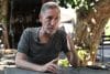 Guy Poran, piloto retirado de las Fuerzas del Aire de Israel, conversa con  EFE el pasado 1 de octubre en Tel Aviv. EFE/ Magda Gibelli
