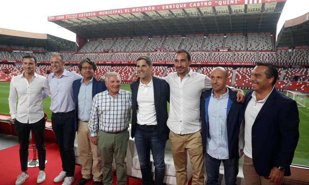 Foto de archivo de responsables de la federación de fútbol y del Real Sporting de Gijón, durante la presentación en el estadio de El Molinón del encuentro internacional clasificatorio para la Euro 2020 entre España e Islas Feroe que se disputó en Gijón el 8 de septiembre y que sirvió como homenaje al fallecido Enrique Castro 'Quini'. EFE/ J.L.Cereijido.