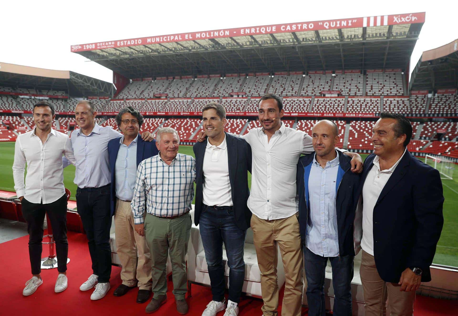 Foto de archivo de responsables de la federación de fútbol y del Real Sporting de Gijón, durante la presentación en el estadio de El Molinón del encuentro internacional clasificatorio para la Euro 2020 entre España e Islas Feroe que se disputó en Gijón el 8 de septiembre y que sirvió como homenaje al fallecido Enrique Castro 'Quini'. EFE/ J.L.Cereijido.