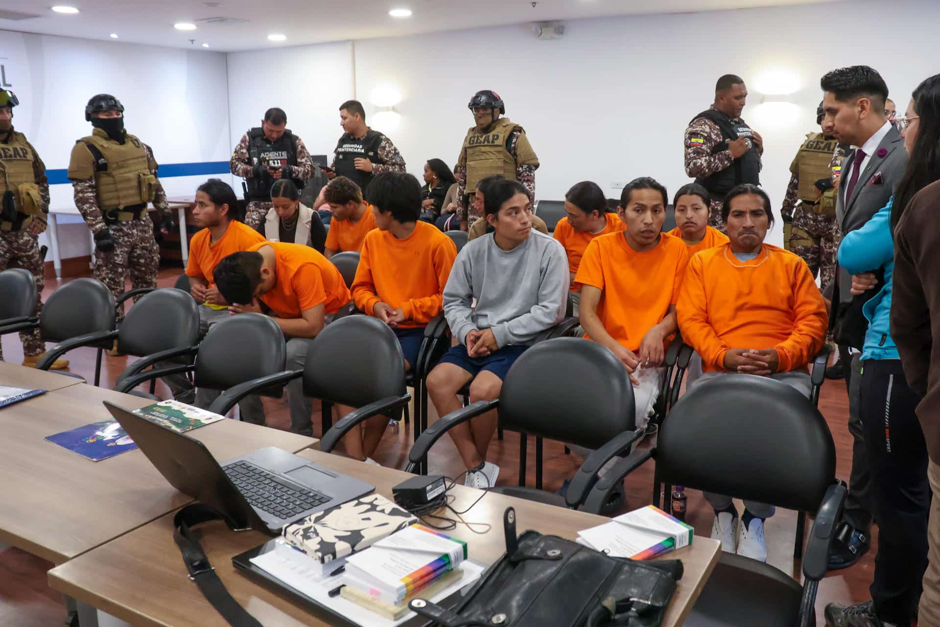 Integrantes de 'Los doce de Otavalo' asisten a una audiencia este martes, en el Complejo Judicial de Quito (Ecuador). EFE/ STR