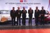 KUALA LUMPUR (Malaysia), 28/10/2025.- Malaysian Prime Minister Anwar Ibrahim and Chinese Premier Li Qiang react as they stand next to cars produced by Malaysia’s national automaker Proton, in which China’s Zhejiang Geely Holding Group holds a 49.9% stake, ahead of the signing ceremony for the ASEAN-China Free Trade Area 3.0 upgrade and the 28th ASEAN-China Summit, held as part of the 47th ASEAN Summit, in Kuala Lumpur, Malaysia, 28 October 2025. The 47th ASEAN Summit and related summits are being held in the Malaysian capital from 26 to 28 October 2025. (Malasia) EFE/EPA/CHALINEE THIRASUPA / POOL