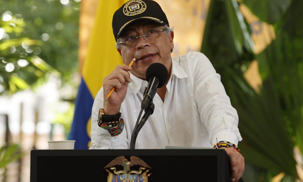 El presidente de Colombia, Gustavo Petro, habla en un evento protocolario de destrucción de armas este miércoles, en Puerto Asís (Colombia). EFE/ Mauricio Dueñas Castañeda