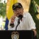 El presidente de Colombia, Gustavo Petro, habla en un evento protocolario de destrucción de armas este miércoles, en Puerto Asís (Colombia). EFE/ Mauricio Dueñas Castañeda