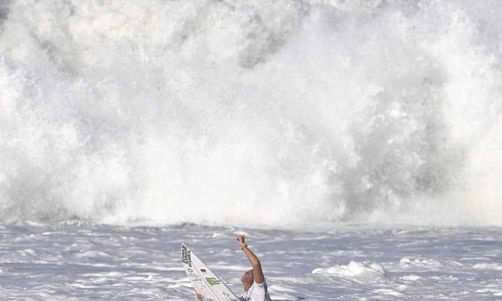 La ecuatoriana Dominic Barona de Ecuador celebra su victoria en la edición 39 del Corona Prosurf Circuit este domingo, en Isabela (Puerto Rico). EFE/ Thais Llorca