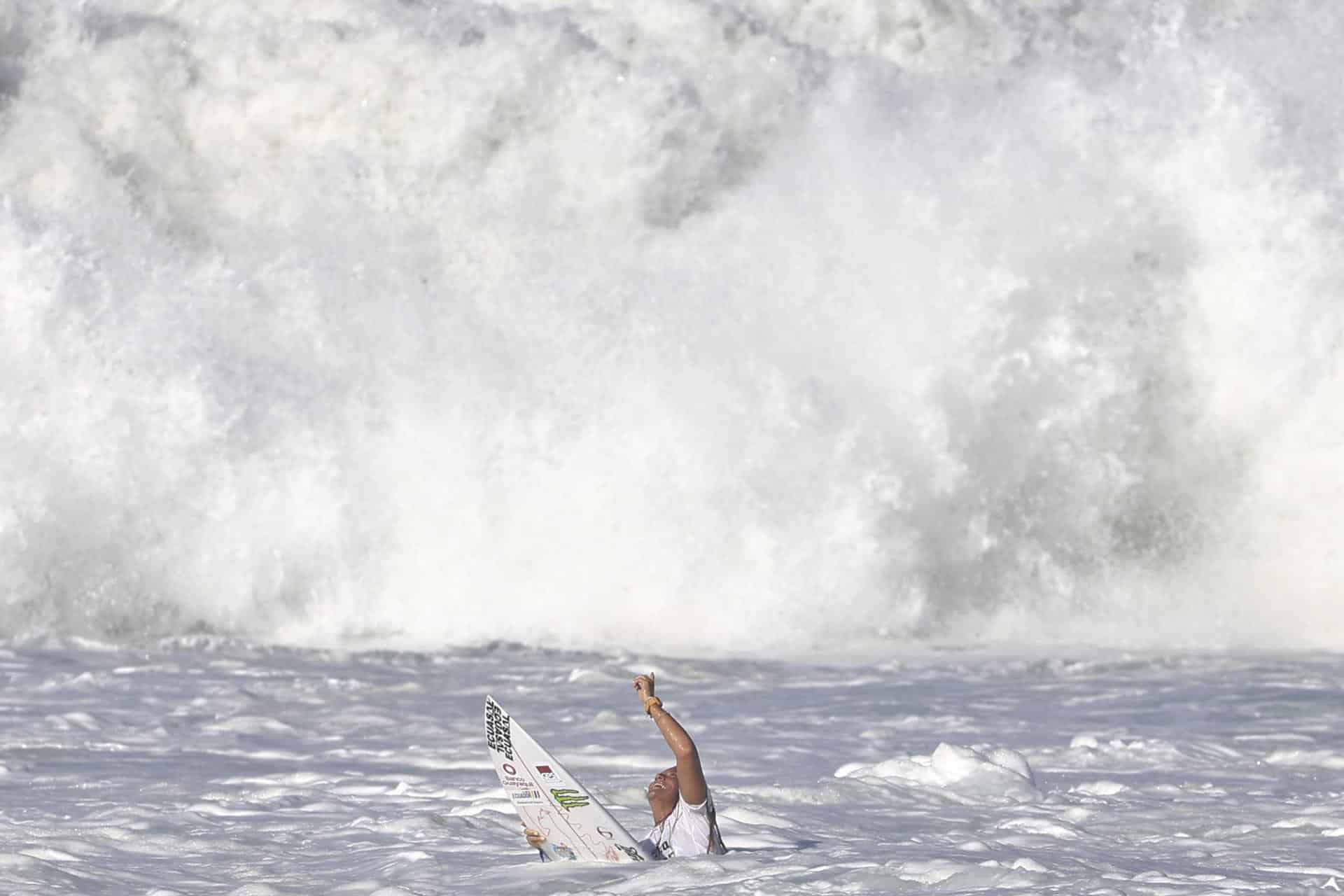 La ecuatoriana Dominic Barona de Ecuador celebra su victoria en la edición 39 del Corona Prosurf Circuit este domingo, en Isabela (Puerto Rico). EFE/ Thais Llorca