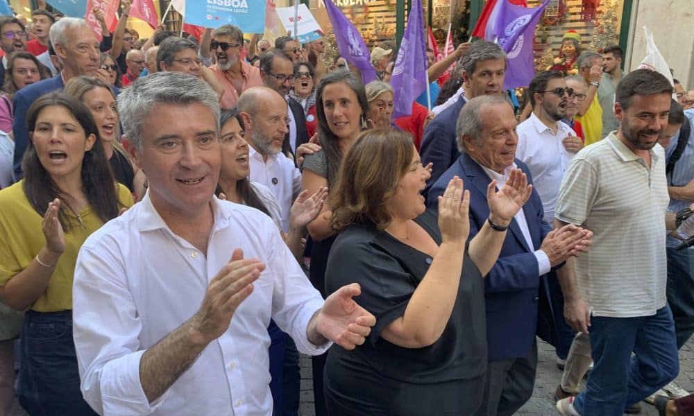 LISBOA, 10/10/2025.- La candidata socialista a la alcaldía de Lisboa en las elecciones municipales del domingo, Alexandra Leitão (c), cierra su campaña este viernes con el tradicional descenso de Chiado, un paseo electoral por el centro de la ciudad. EFE/Carlota Ciudad.