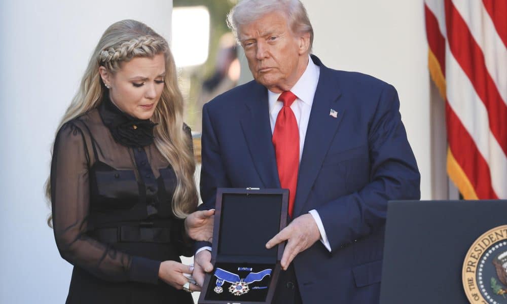 El presidente de Estados Unidos, Donald Trump (d), posa junto a la viuda Erika Kirk, durante la entrega de la Medalla Presidencial de la Libertad de manera póstuma al activista conservador Charlie Kirk este martes, en Washington (Estados Unidos). EFE/ Octavio Guzmán
