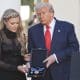 El presidente de Estados Unidos, Donald Trump (d), posa junto a la viuda Erika Kirk, durante la entrega de la Medalla Presidencial de la Libertad de manera póstuma al activista conservador Charlie Kirk este martes, en Washington (Estados Unidos). EFE/ Octavio Guzmán