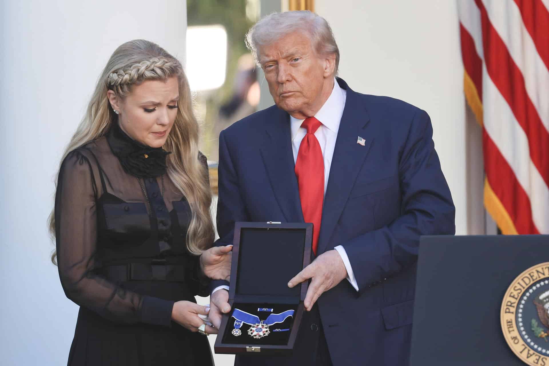 El presidente de Estados Unidos, Donald Trump (d), posa junto a la viuda Erika Kirk, durante la entrega de la Medalla Presidencial de la Libertad de manera póstuma al activista conservador Charlie Kirk este martes, en Washington (Estados Unidos). EFE/ Octavio Guzmán