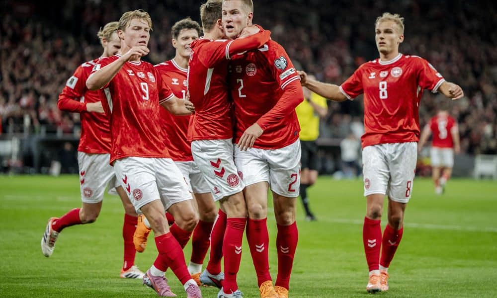 Los jugadores de Dinamarca celebran el gol de Joachim Andersen (C) en el partido de la clasificación para el Mundial 2026 que han jugado Dinamarca y Grecia e Copenhague. EFE/EPA/Mads Claus Rasmussen