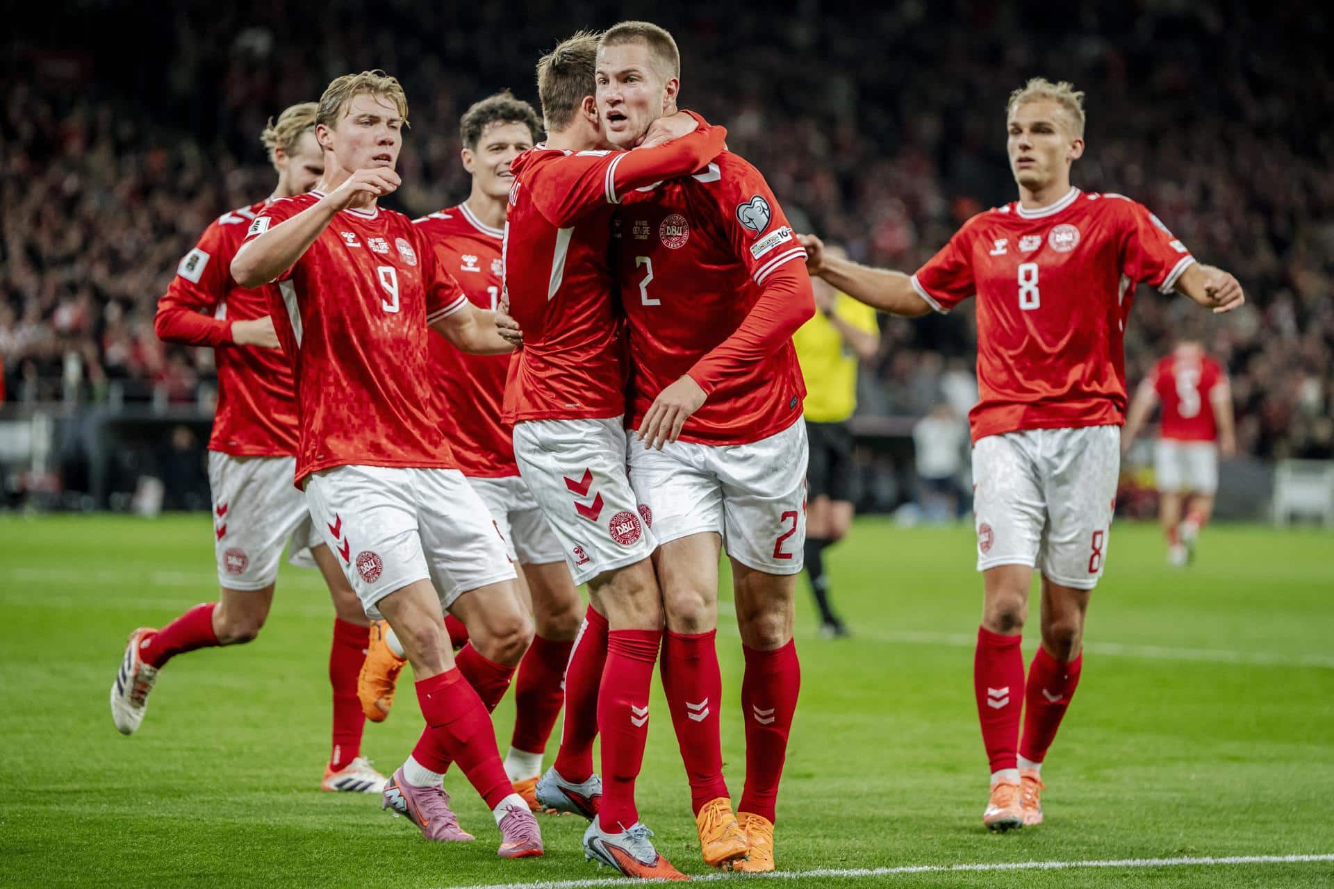 Los jugadores de Dinamarca celebran el gol de Joachim Andersen (C) en el partido de la clasificación para el Mundial 2026 que han jugado Dinamarca y Grecia e Copenhague. EFE/EPA/Mads Claus Rasmussen