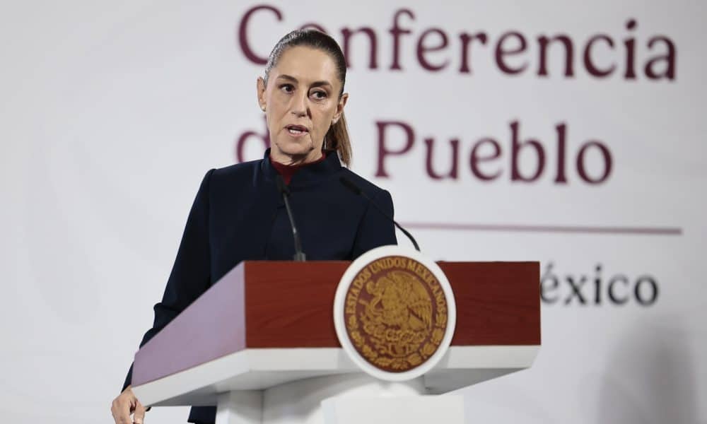 La presidenta de México, Claudia Sheinbaum, habla durante su rueda de prensa diaria este martes, en Palacio Nacional de la Ciudad de México (México). EFE/José Méndez