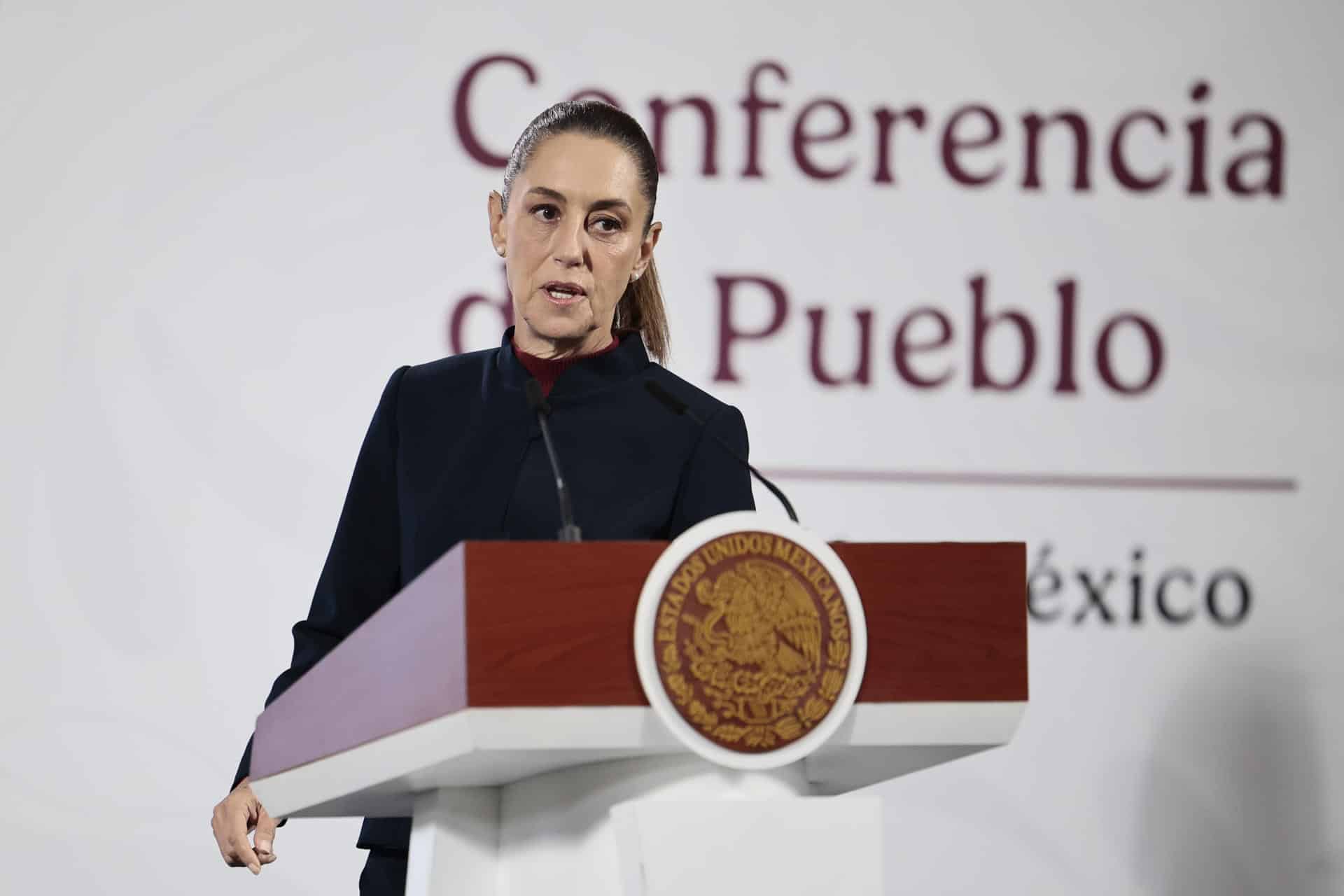 La presidenta de México, Claudia Sheinbaum, habla durante su rueda de prensa diaria este martes, en Palacio Nacional de la Ciudad de México (México). EFE/José Méndez