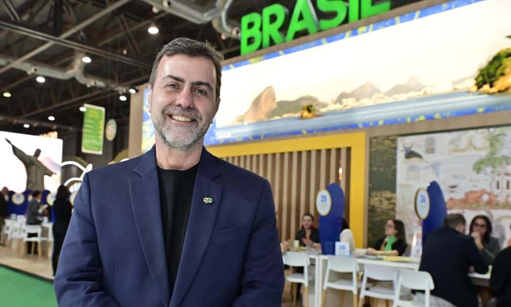 El presidente de Embratur (Brasil), Marcelo Freixo, al posara este martes, 30 de septiembre, durante una entrevista con EFE, en el marco de la Feria Internacional de Turismo (FIT), en Buenos Aires (Argentina). EFE/Matías Campaya