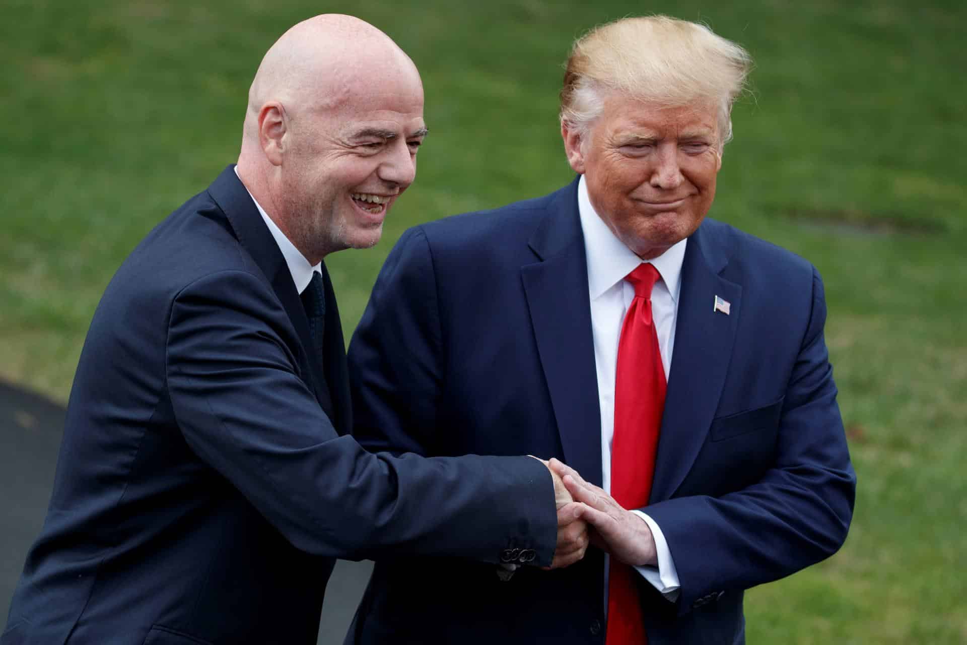 Foto de archivo del presidente de la FIFA, Gianni Infantino, junto al presidente Donald J. Trump. EFE/EPA/SHAWN THEW