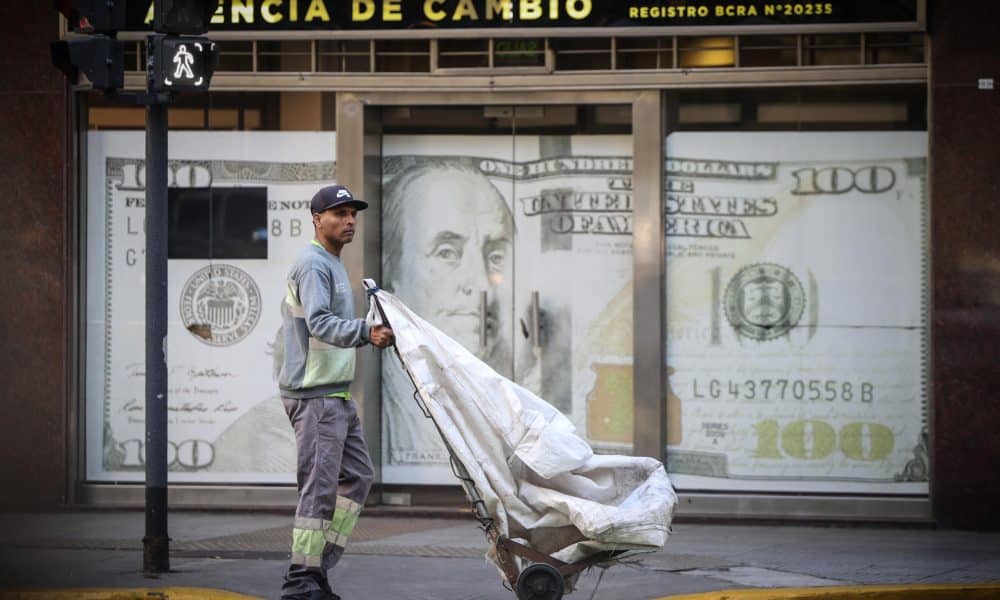 Foto de archivo de una persona que camina frente a una casa de cambio este martes, en Buenos Aires (Argentina). EFE/ Juan Ignacio Roncoroni