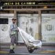 Foto de archivo de una persona que camina frente a una casa de cambio este martes, en Buenos Aires (Argentina). EFE/ Juan Ignacio Roncoroni