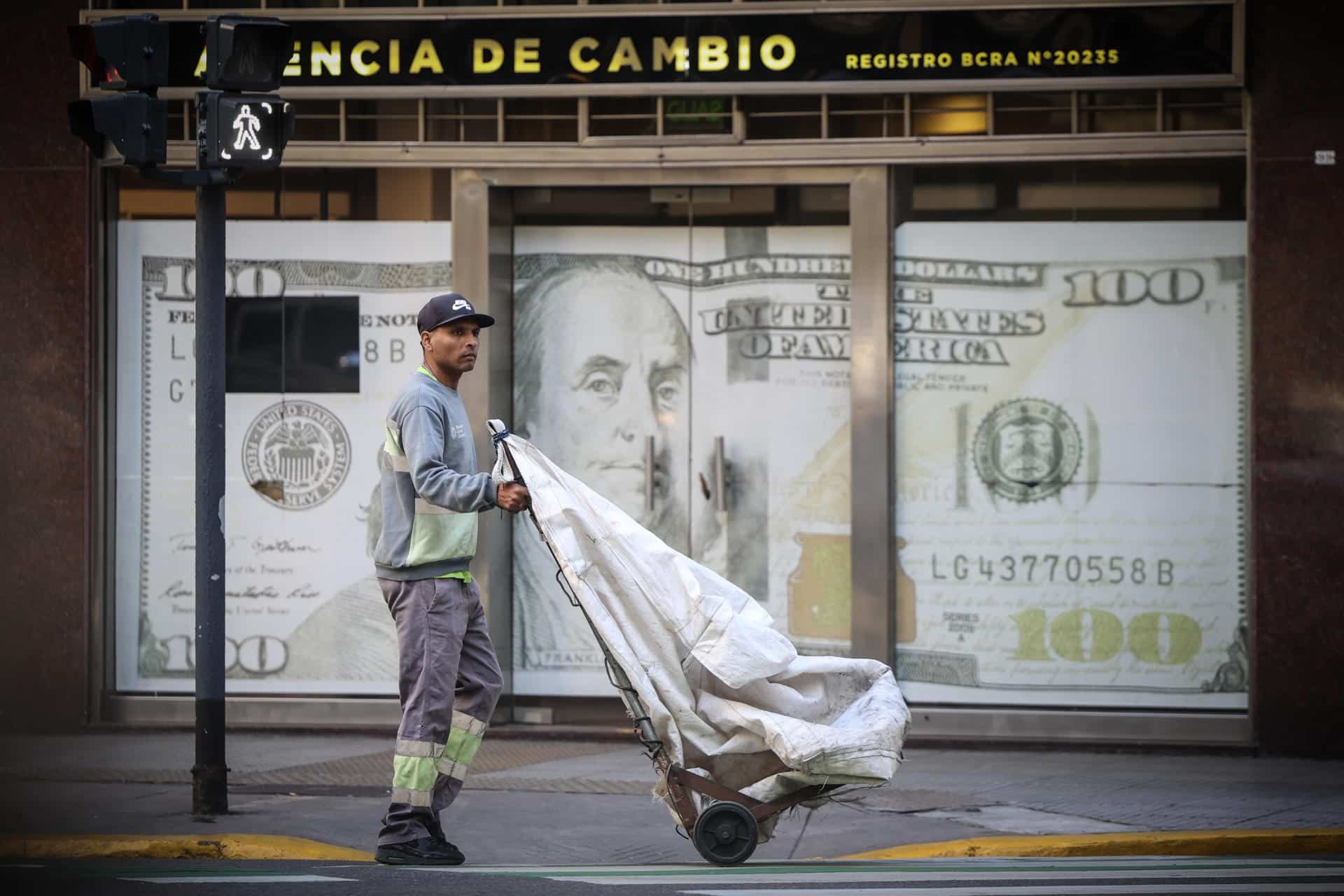Foto de archivo de una persona que camina frente a una casa de cambio este martes, en Buenos Aires (Argentina). EFE/ Juan Ignacio Roncoroni