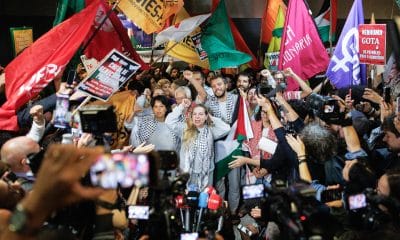 Brasileños que integraban la Flotilla Global Sumud y que fueron detenidos durante varios días por Israel llegan al Aeropuerto Internacional de Guarulhos este jueves, en São Paulo (Brasil). EFE/Isaac Fontana
