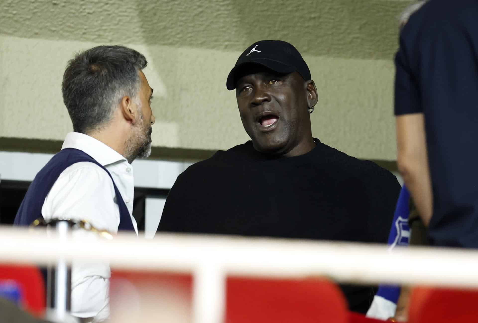 Foografía de archivo del exjugador de la NBA Michael Jordan en un partido entre el Mónaco y el Barcelona en la Liga de Campeones, en Mónaco, el 19 de septiembre de 2024. EFE/EPA/SEBASTIEN NOGIER