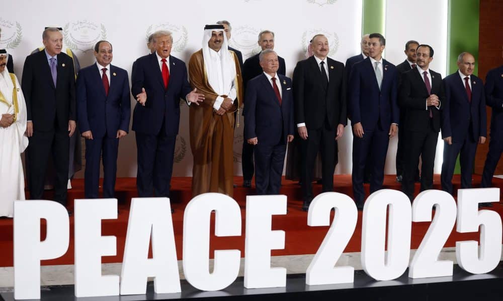 Los presidentes de Turquía, Recep Tayyip Erdogan; de Egipto, Abdel Fattah al-Sisi; de EE.UU., Donald Trump, el emir de Qatar, Cheikh Tamim ben Hamad al-Thani; el rey Abdullah II de Jordania y otros dignatarios al posar este lunes, 13 de octubre, durante la foto familiar en la Cumbre de Paz de Gaza, en Sharm El-Sheikh (Egipto). EFE/Yoan Valat/Pool