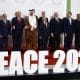 Los presidentes de Turquía, Recep Tayyip Erdogan; de Egipto, Abdel Fattah al-Sisi; de EE.UU., Donald Trump, el emir de Qatar, Cheikh Tamim ben Hamad al-Thani; el rey Abdullah II de Jordania y otros dignatarios al posar este lunes, 13 de octubre, durante la foto familiar en la Cumbre de Paz de Gaza, en Sharm El-Sheikh (Egipto). EFE/Yoan Valat/Pool